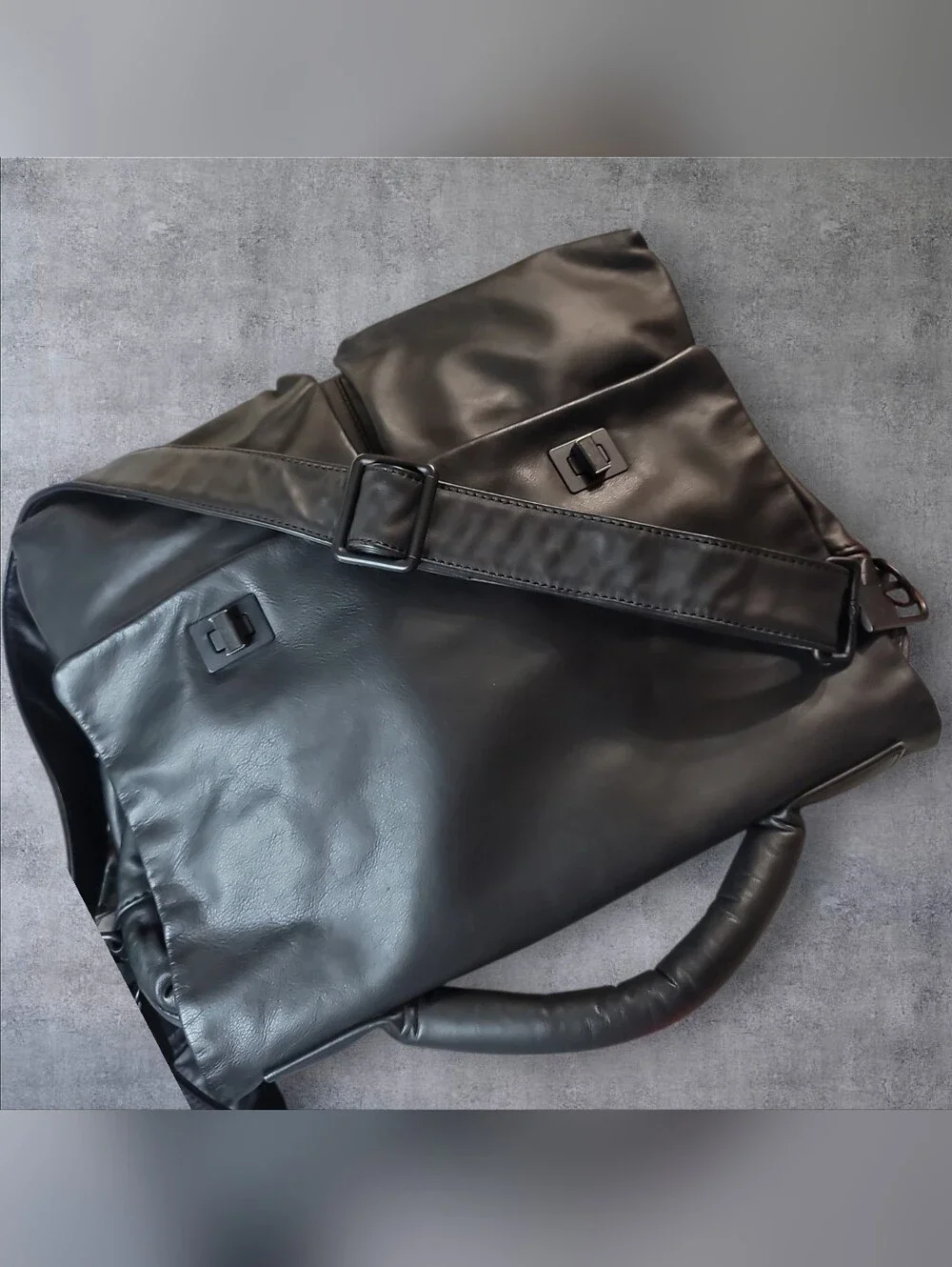 Giorgio Armani Mens Black Calfskin Leather Messenger Bag EUC